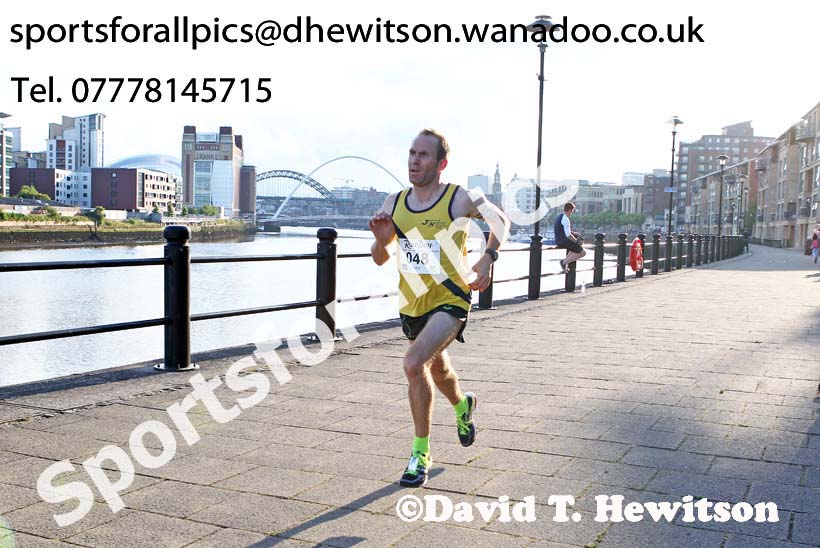 Andy Burn (Jarrow) wins the Bridges of the Tyne 5 Mile Road Race, Newcastle. Photo: David T. Hewitson/Sports for All Pics